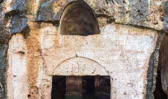 Una millenaria chiesa affrescata e 13 grotte: � il Casale dei santi Andrea e Procopio di Monopoli